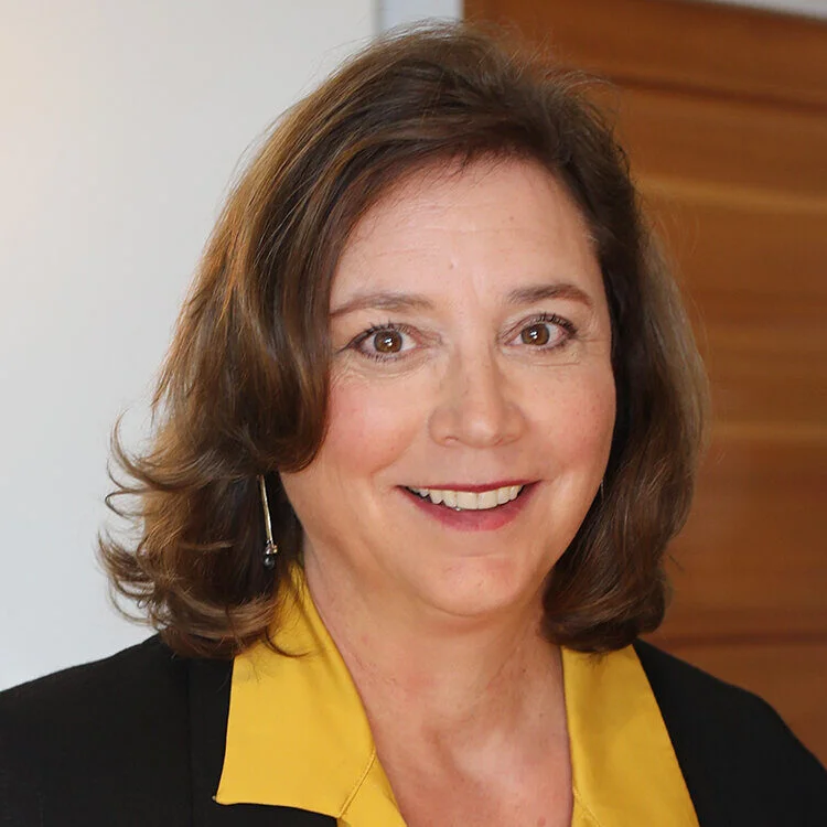 Robin Callahan Headshot